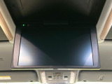 【12.1型フリップダウン】大画面モニターで後席でもエンタメをお楽しみいただけます。家族や友人とお出かけする機会が多い方に大人気です♪