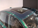 【サンルーフ】高級車のマストアイテムのガラス・サンルーフ。開放感のある室内空間を演出してくれます。