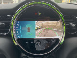 バックカメラの映像は鮮明です。障害物センサーは音と画面上のグラフィックで確認できます。
