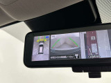 ルームミラーにクリヤーなカメラ映像で後方視界サポート!車両周囲安全確認にも役立つ、アラウンドビューモニター映像 スマート・ルームミラー装備!