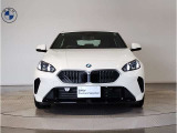 【BMWの伝統】BMWの特徴的な&ldquo;キドニーグリル&rdquo;は、80年以上続く伝統の形でございます。変わらないこだわりのデザインが、プレミアムブランド&ldquo;BMW&rdquo;を創り出します。