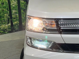 【LEDヘッドライト】悪天候や夜間走行時も良好な視界を確保し安心して運転できる高輝度LEDヘッドライトを装備!点灯速度が早く、消費電力も抑えられています。