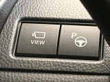 【リモート機能つきアドバンストパーク】専用スマートフォンアプリの使用で、車外から遠隔駐車・出庫が可能な先進機能。広い場所で乗り降りしたい時に便利です♪