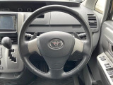 【純正革巻きステアリング】上質な革を使用することで、手にしっかり馴染みとても運転しやすいハンドルです♪