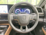 インテリアに合わせたデザインのステアリングは、運転される方のことも考え、運転しやすい形状、大きさです。是非一度、実際に触ってお確かめください。