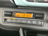 【オートエアコン】一度お好みの温度に設定すれば、車内の温度を検知し風量や温度を自動で調整。暑い&hellip;寒い&hellip;と何度もスイッチ操作をする必要はありません。快適な車内空間には必須の機能ですね♪