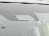 【三菱e-Assist】走行中に前方の車両等を認識し、衝突しそうな時は警報とブレーキで衝突回避と被害軽減をアシスト。より安全にドライブをお楽しみいただけます。