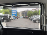 【ロールシェード】日差しや車外からの光が眩しいときにサッと引き出して使える、ロール格納タイプのサンシェードを装備。後席に乗ったお子様がウトウトしだした時など、ぜひご活用ください♪