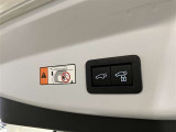パワーバックドアは荷物の出し入れがしやすい優れものです!スイッチひとつで重いバックドアが締まります!日用品の大量買い出しにも大活躍します!