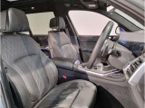 【コックピットシート】BMW車の主役席。車体中央にくる様に配置し車両重心とが一致する事でドライバーと車との一体感あるドライビングを実現。人間工学に基づき形成した形状が長時間のドライブ疲労も軽減します!