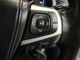ステアリングには運転中でも簡単に操作できる各種スイッチついてます