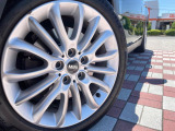 ●純正17インチアルミホイール:輸入車ならではの卓越した走りを支えるホイールと足回りです!日本車の走りに慣れている方にもぜひ体感して頂きたいほど、高いレベルでまとまっています!