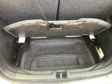 トランクボード下には荷物スペースがあります。両サイドにパンク修理キットが収まっています。