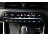 運転席と助手席、それぞれ温度調節ができ、オールシーズン快適なオートエアコンとなっております!