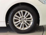 純正のアルミホイール装着車です。タイヤサイズは215/60R16です。