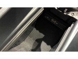 ドアハンドルには握りやすいグリップ形状が採用されています。万一の事故の際など、車内に残された乗員を救出する為、外部からドアを開けやすいようになっています。