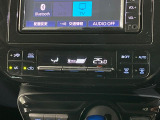 【オートエアコン】一度お好みの温度に設定すれば、車内の温度を検知し風量や温度を自動で調整。暑い&hellip;寒い&hellip;と何度もスイッチ操作をする必要はありません。快適な車内空間には必須の機能ですね♪