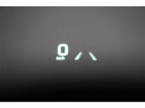 運転手の目の前のガラスにスピードメーター等を表示してくれるヘッドアップディスプレイ。視線の移動が少なくてすむので運転に集中できます。