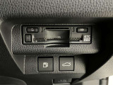 高速道路で便利な【ETC2.0】を装備しています。光ビーコン搭載で渋滞情報などナビゲーションと連動することで機能も充実いたします。他、観光施設に立ち寄るための高速料金割引サービス等もございます。