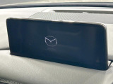 【10.25インチマツダコネクト】車内の雰囲気にマッチした大型ディスプレイ。スマホ接続でのナビ使用やBluetooth再生等、様々な機能が楽しめます。直感的なダイヤル操作が可能で、使い勝手も良好です。