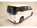 後部座席とリヤはプライバシーガラスになっています。座っている人や置いてある荷物が見えにくくなっているのでプライバシーの確保が出来ます。