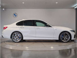 ☆BMWの前後重量配分50:50はエンジン自体をフロントタイヤよりも後ろにずらし、通常はエンジンルーム内に搭載される重量物であるバッテリーをトランクに移動させるなどして実現されています☆