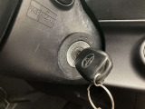 イグニッションキーです。鍵を挿し込んでぐるっと時計回りに回すとエンジンが始動できます。