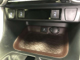 運転席・助手席にはシートヒーターが設置されています。寒い冬はもちろん、夏の冷房中に冷えやすい下肢を温めてくれます。