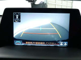 バックガイドモニター付き。車両後方の映像をナビ画面に表示し、駐車などの後退操作をサポートします。
