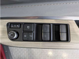 パワーウィンドウのスイッチですよ。 運転席に居ながら窓を開け閉めのコントロールできますよ。 ロック機能で、子供がイタズラして窓を開けるという事も無くなりますよ。