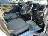 開放的なキャビンは乗り降りや運転も快適。 低い床と、大きな開口部で、体格を選ばず乗り降りがラク。