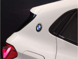 【デザインとの融合】BMWデザイナーが創り出したボディデザインを損なう事のない様に配置とデザインに拘っています。ドアノブについてもBMWの拘りに妥協はありません。