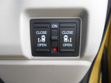 両側電動スライドドアです。運転席やキーレスから開閉が出来てとても重宝します。