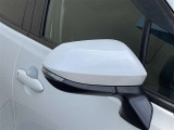 対向車や歩行者が認識しやすいサイドターンランプ付カラードドアミラー