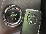 【スマートキー】カバンやポケットに入れたままでもドアの施錠・解錠が可能なスマートキーを装備。エンジンのオン・オフ時もカギを取り出す必要が無いからとっても便利です♪