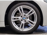 【BMWアロイホイル】軽量かつ強度に拘ったアロイホイル。走行性能ポテンシャルを引き出す設計。車の足元を引き締めてくれる大きなポイントはアロイホイルです。