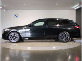 BMWではロングホイールベースの採用をしており、すべての車種に適用され、走行中の安定感の向上されております。また室内空間の広さにも貢献しております。