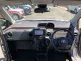 シンプルながら機能性溢れる運転席廻りです。視界性もよく、運転しやすいですよ。