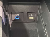 充電用USB端子付き。スマートフォンなどの充電に便利です。