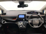 シンプルながら機能性あふれる運転席廻りです。視界性もよく、運転しやすいですよ。