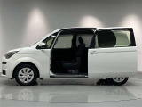 大開口ワイヤレス電動スライドドアで狭い駐車場でも、隣のクルマを気にすることなくフルオープンすることができ、お子様がいても乗降しやすいです!