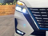 【LEDヘッドライト】悪天候や夜間走行時も良好な視界を確保し安心して運転できる高輝度LEDヘッドライトを装備!点灯速度が早く、消費電力も抑えられています。