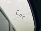 【ブラインドスポットモニター】走行中、ドアミラーの死角になりやすい箇所に後続車が接近するとサイドミラーのレンズに警告を表示!ドライバーに注意喚起をしてくれます。