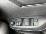 パワーウィンドウスイッチで運転席から全席の窓の開閉ができます♪