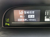 【レーンディパーチャーアラート】ドライバーがウインカー操作を行わずに車線を逸脱する可能性がある場合、ブザーとディスプレイ表示による警報でお知らせします。