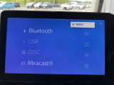 スマホのBluetoothと接続すれば、自分の好きな音楽を聴きながら運転ができます♪ 何処に行くときも、自分の好きな音楽で運転を楽しみましょう!