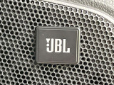 【JBLサウンドシステム】メーカーオプションの高品位サウンドシステムを搭載。専用のチューニングが施された大小様々なスピーカーから良質なサウンドが奏でられ、臨場感あふれる音響空間を演出します。