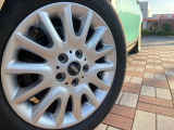●純正16インチアルミホイール:輸入車ならではの卓越した走りを支えるホイールと足回りです!日本車の走りに慣れている方にもぜひ体感して頂きたいほど、高いレベルでまとまっています!