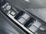 【電動格納ミラー】運転席のスイッチで、ドアミラーの開閉や角度の調整ができます。
