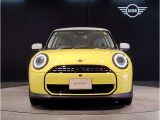 【BMWの伝統】BMWの特徴的な&ldquo;キドニーグリル&rdquo;は、80年以上続く伝統の形でございます。変わらないこだわりのデザインが、プレミアムブランド&ldquo;BMW&rdquo;を創り出します。